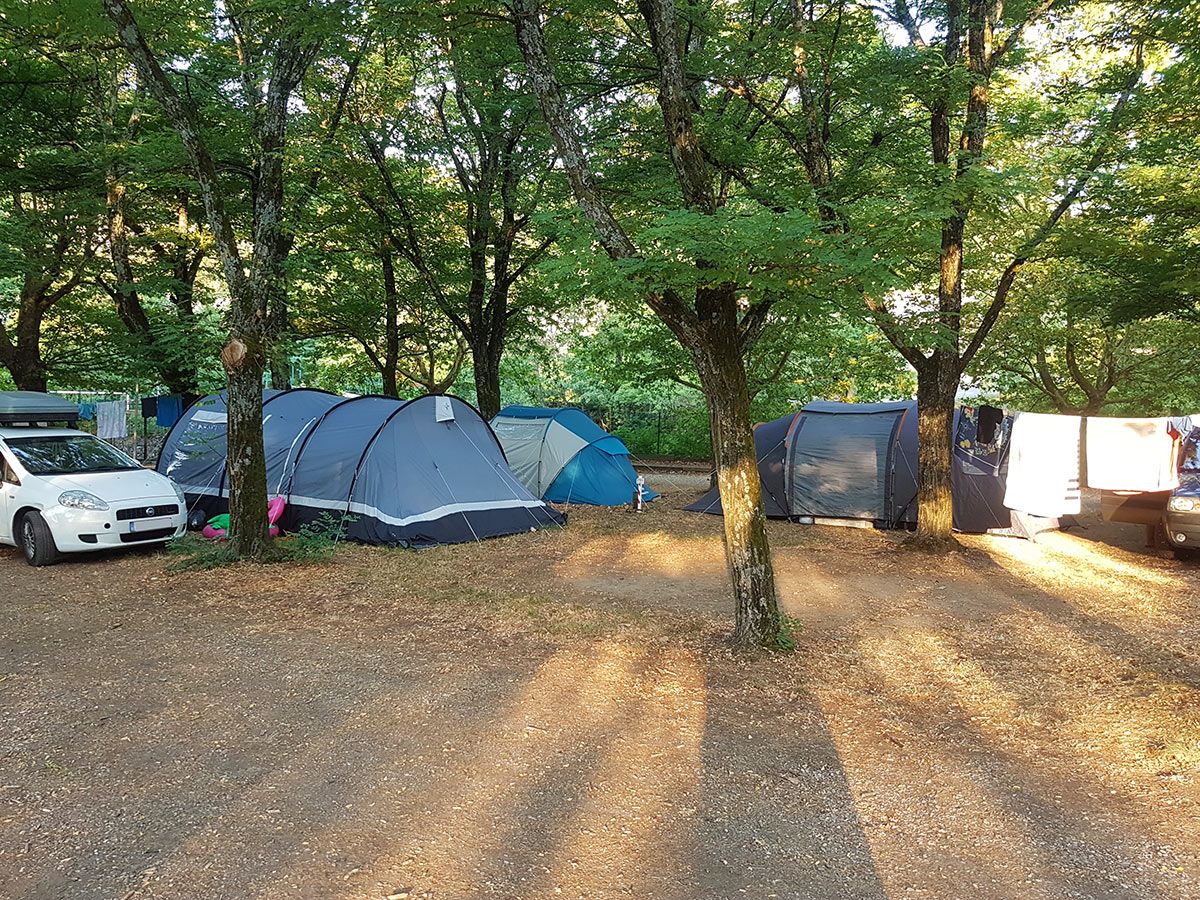 https://www.campingaufildelavolane.com/wp-content/uploads/camping-emplacement-03.jpg